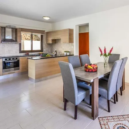 In Sleeps 6 Includes Swimming Pool Air Con And Wifi 1 *