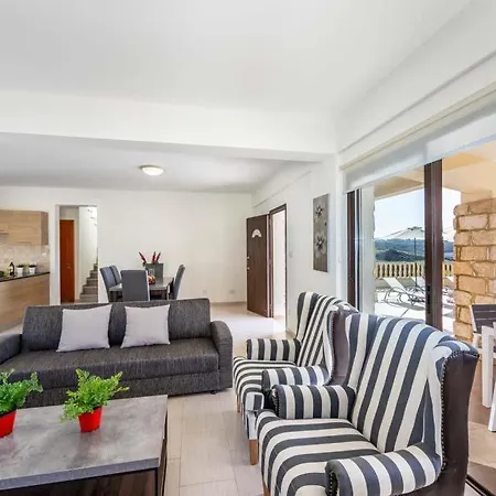 In Sleeps 6 Includes Swimming Pool Air Con And Wifi 1